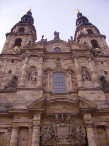 Fassade der katholischen Kathedrale St. Salvator, Fulda; von Zairon (Eigenes Werk) [CC0], via Wikimedia Commons