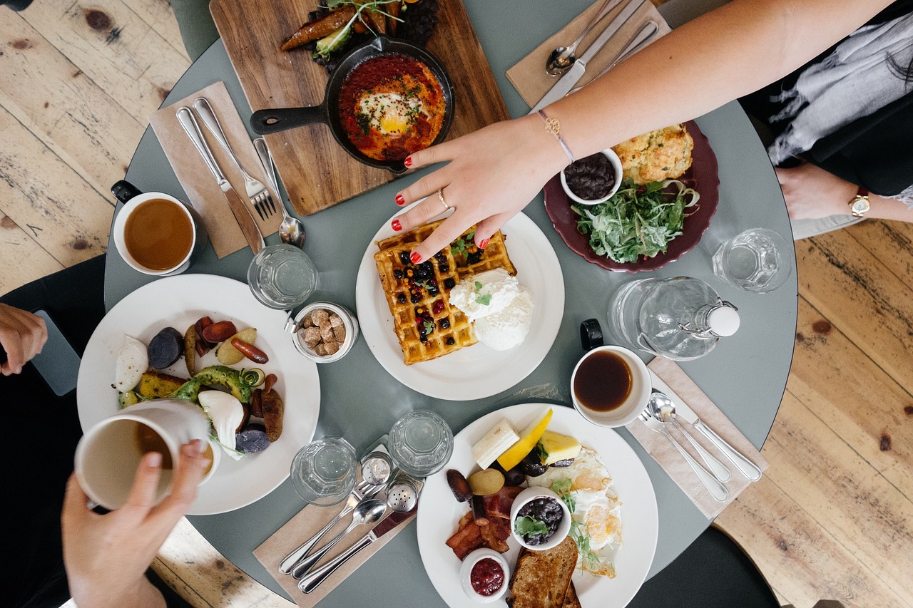 Wunder des Friedens: Gemeinsam Abendessen