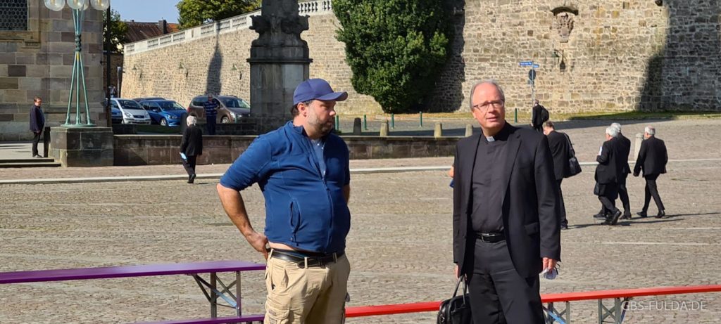 David Farago (11tes Gebot) und Missbrauchsbeauftragter Bischof Stefan Ackermann im Gespräch