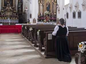 Frau in der Kirche