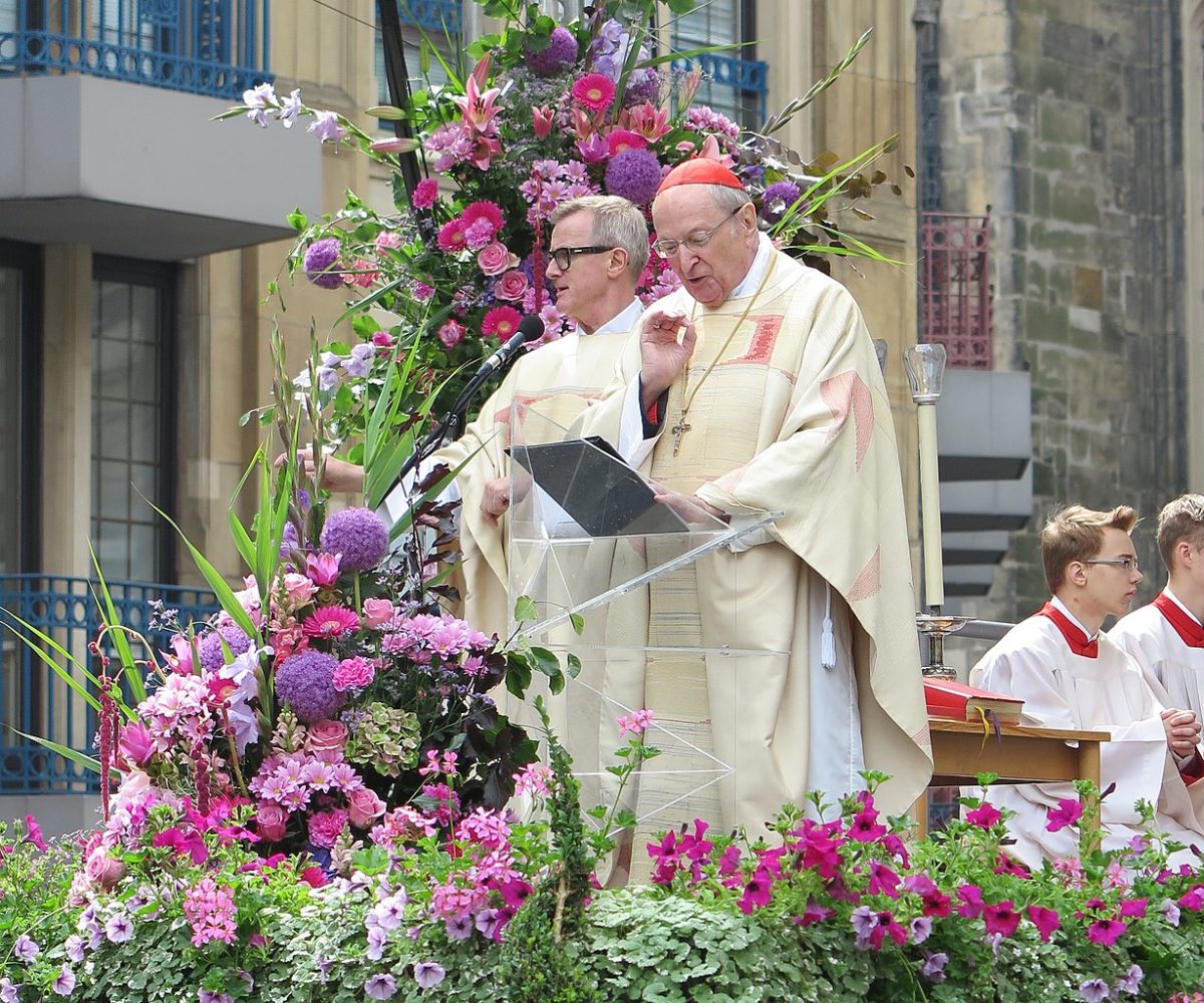 Predigt von Joachim Kardinal Meisner bei einem Pilgergottesdienst auf dem Katschhof in Aachen während der Aachener Heiligtumsfahrt 2014. Er wird links von einem Gebärdensprachdolmetscher unterstützt.
Quelle: ACBahn (via Wikimedia Commons) / 2014 / CC-BY-SA-3.0