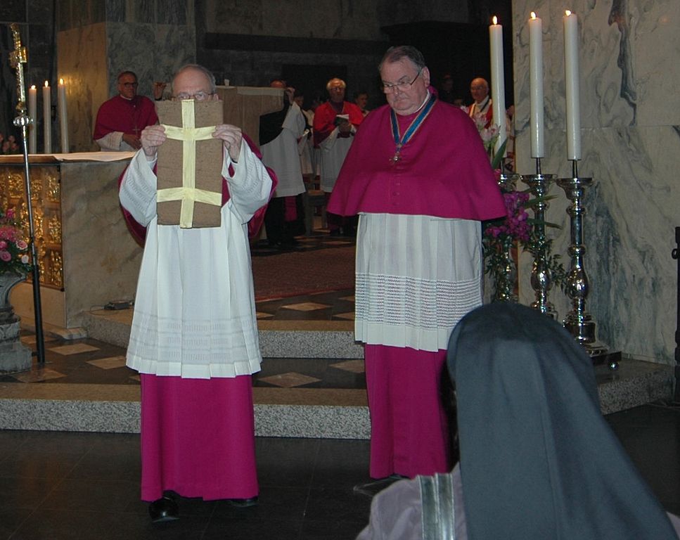 Die vier großen Aachener Heiligtümer anlässlich der Erhebungsfeier im Aachener Dom Quelle: Wikimedia / Urheber: StagiaireMGIMO / Lizenz: CC BY-SA 4.0