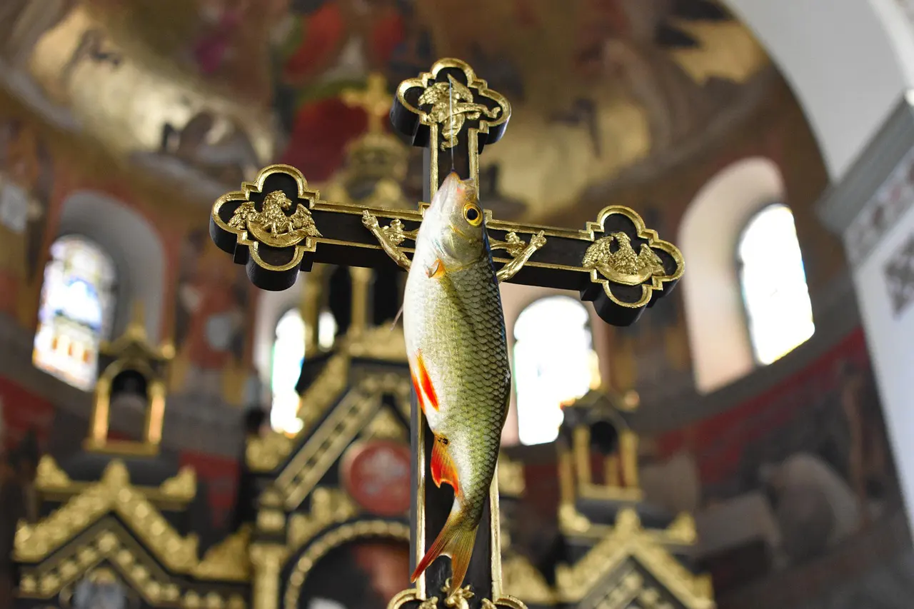 Gläubiger Fisch an der Angel Gottes